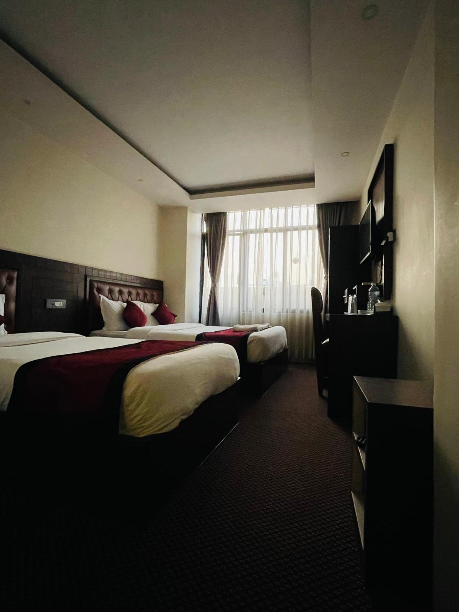 Hotel De Universal Катманду Экстерьер фото