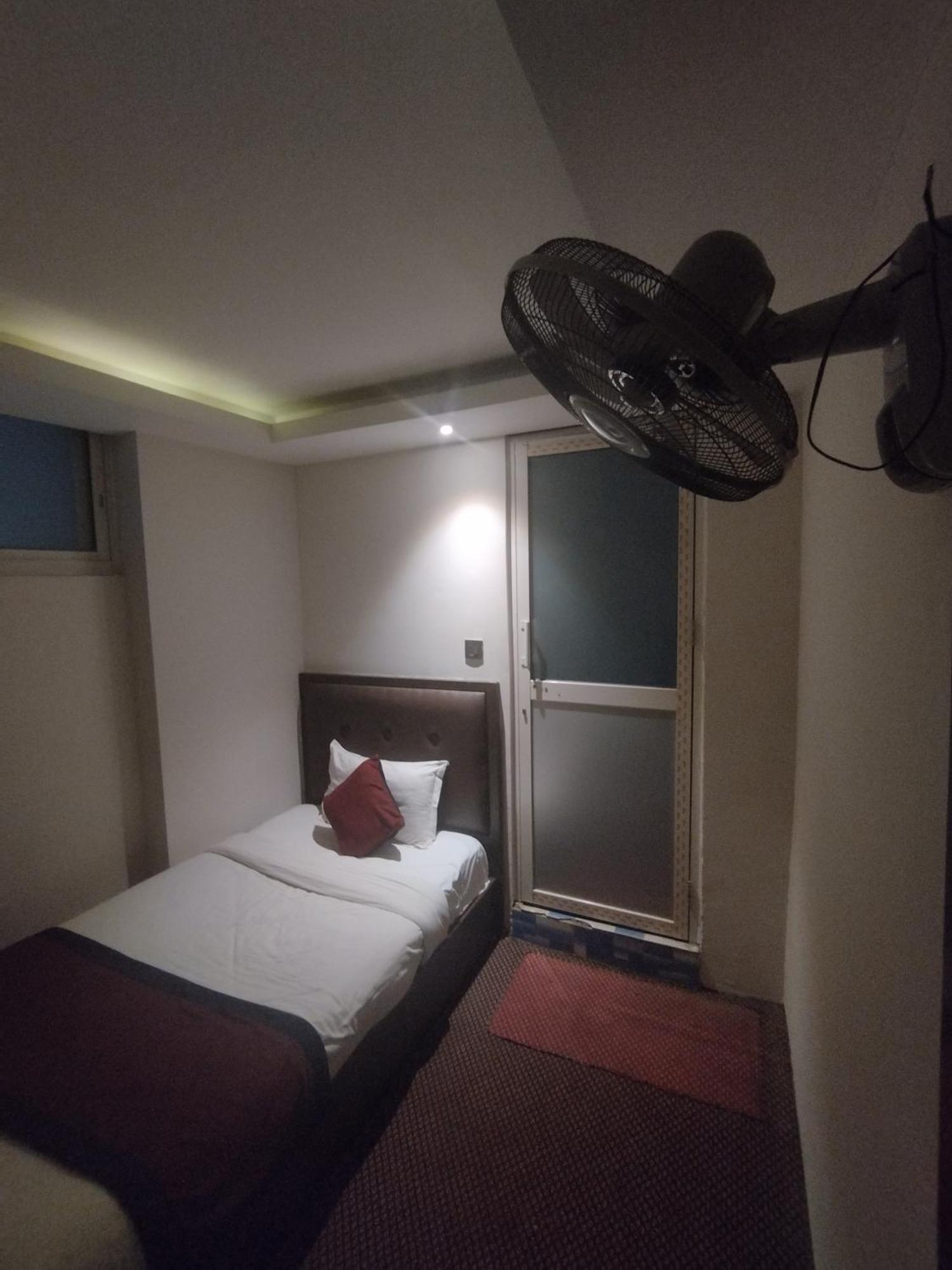 Hotel De Universal Катманду Экстерьер фото